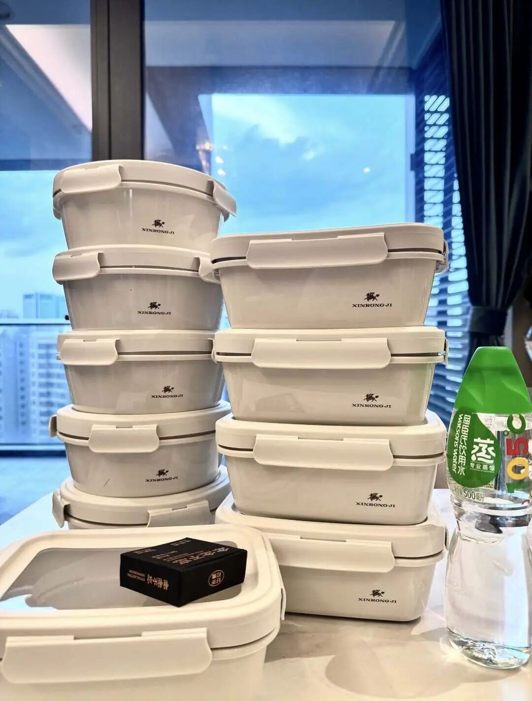 높이 쌓아 올린 프리미엄 배달 전용 도시락