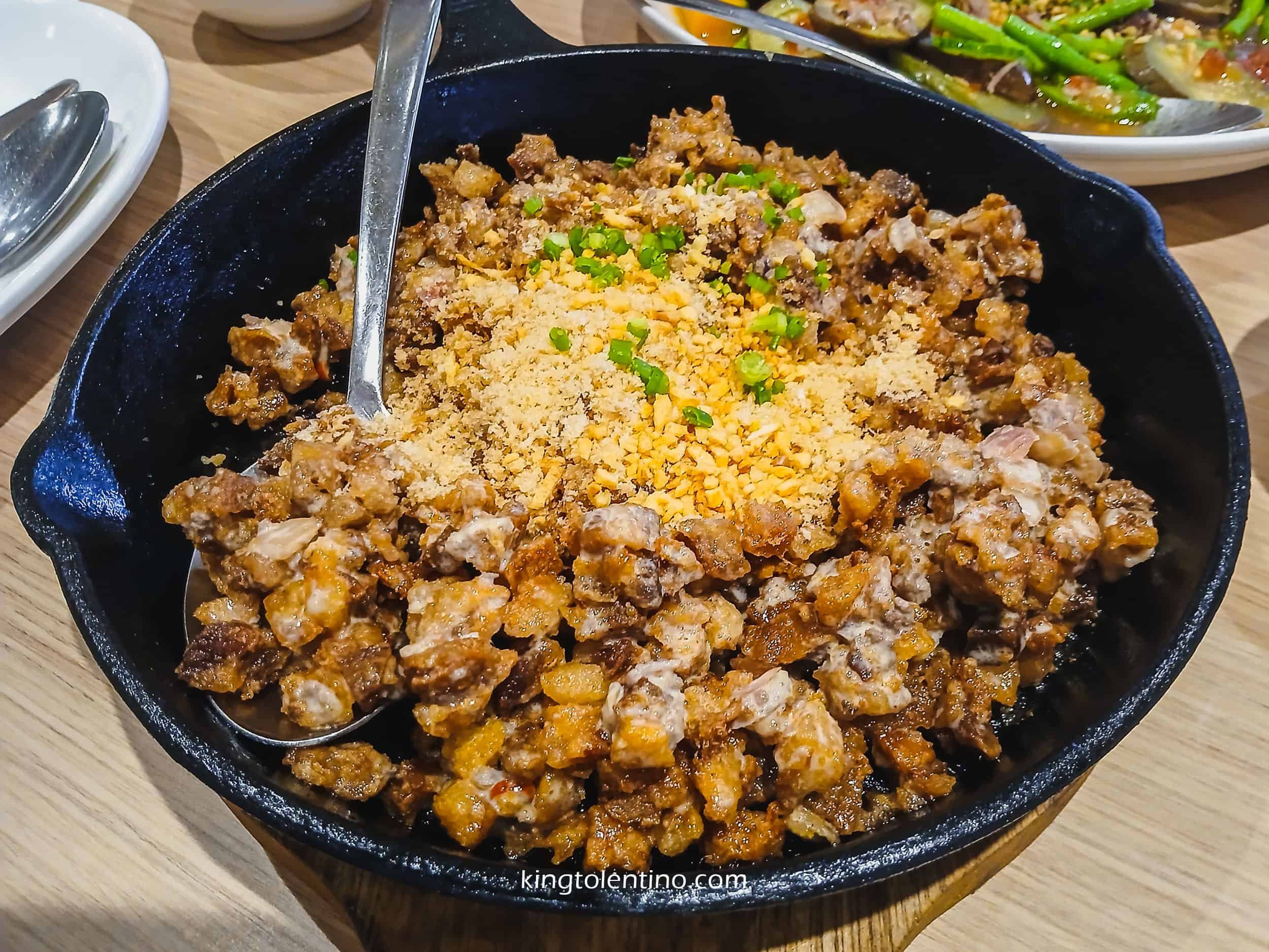 뜨거운 무쇠 팬에 바삭하게 볶아내 손님 테이블에 그대로 오르는 마남의 간판 시그니처 하우스 크리스피 시시그 실사