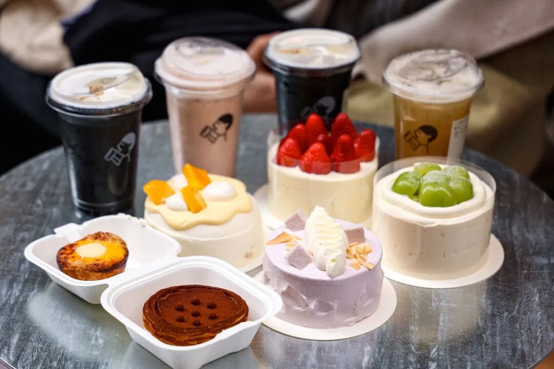 차음료와 함께 즐기는 수제 미니 케이크와 베이커리 디저트 라인업 실사