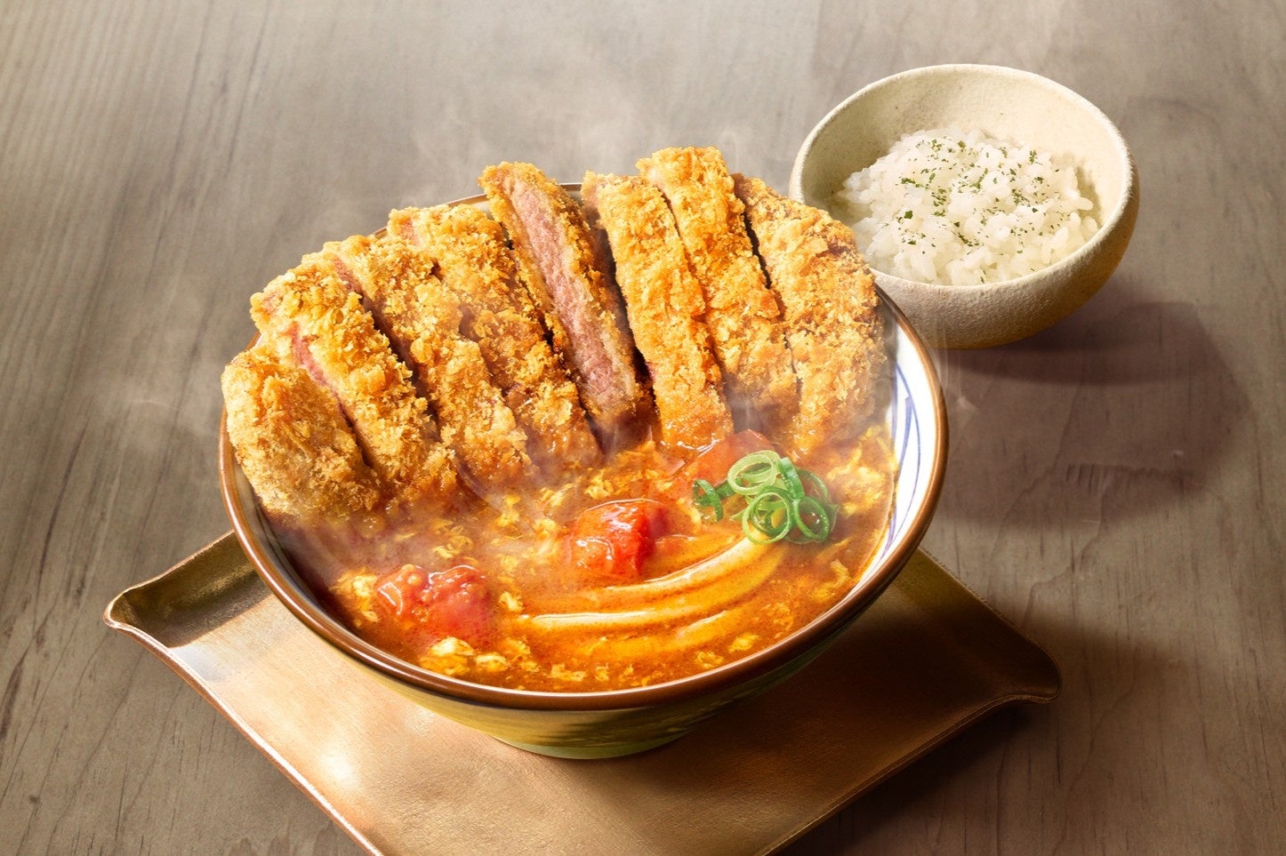 김이 피어오르는 그릇에 큼직한 소고기 커틀릿이 푸짐하게 얹힌 마루가메제면의 고단가 프리미엄 우동