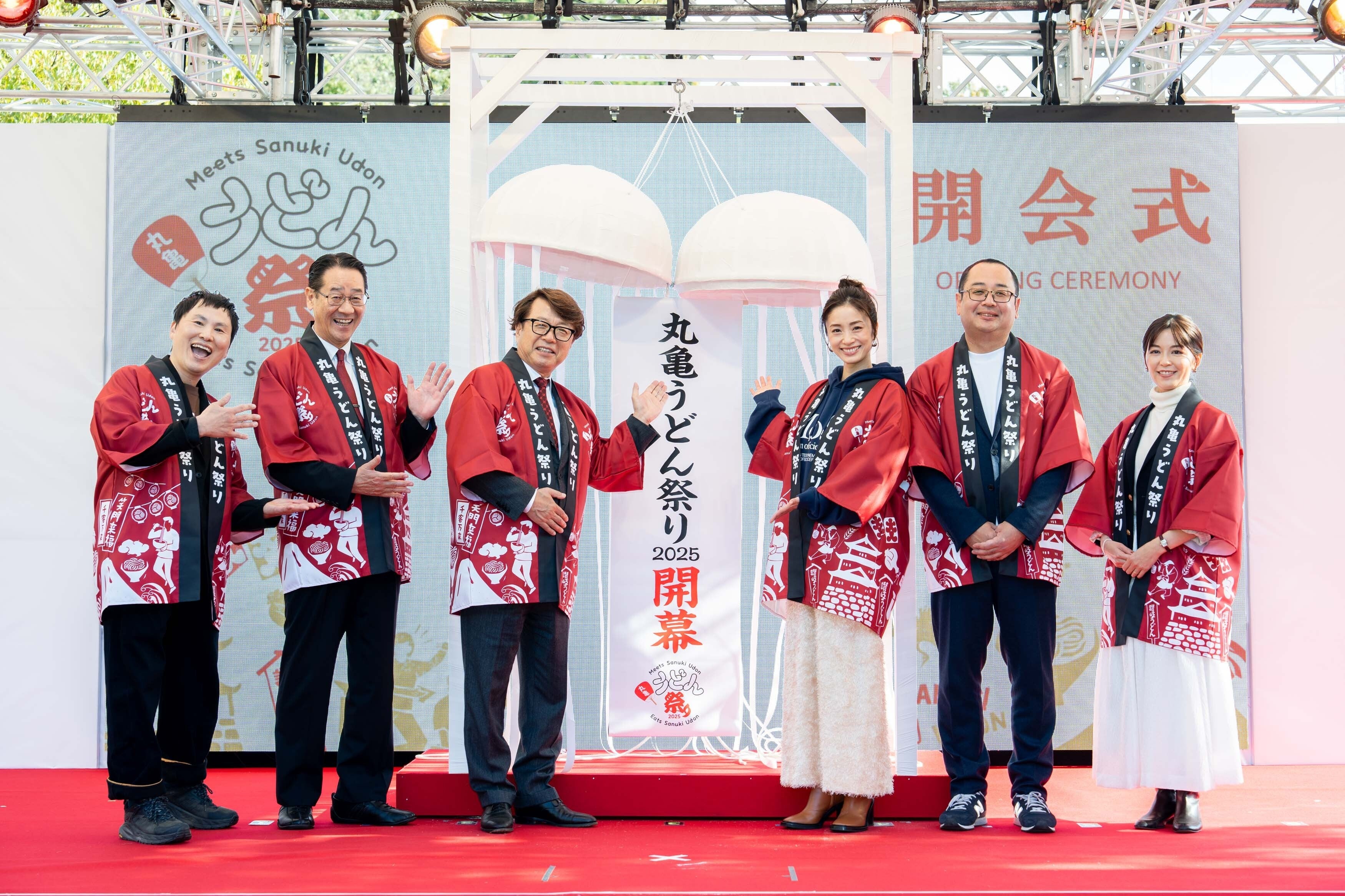 카가와현 마루가메시에서 열린 마루가메 우동 축제 개막식에서 배우 우에토 아야와 관계자들이 현수막 앞에서 기념 촬영을 하는 모습