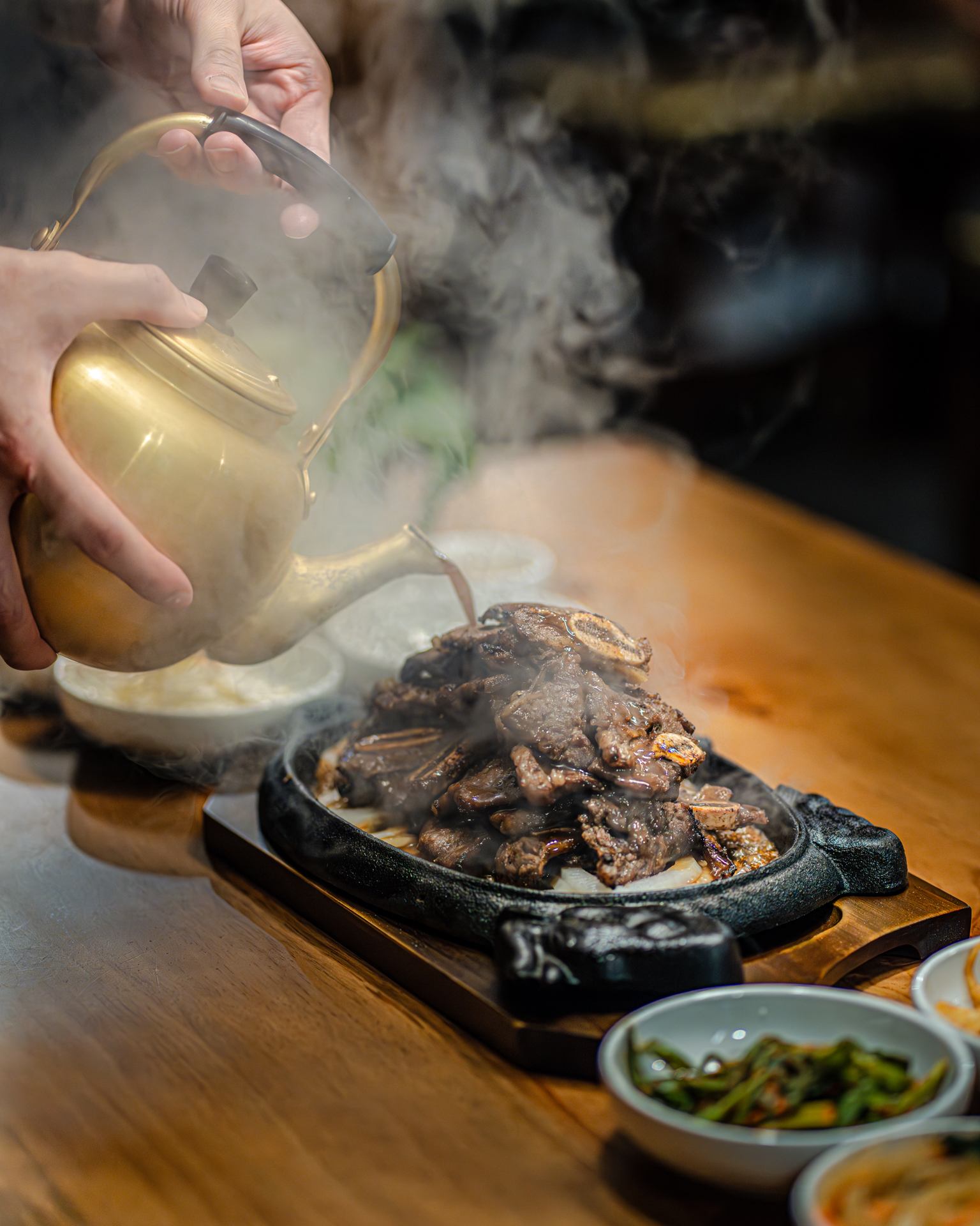 구워 나온 LA갈비에 황동 주전자로 소스를 붓는 심경희라라랜드의 서빙 장면